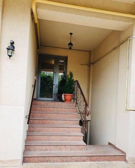 Apartament cu 4 camere semidecomandat în Bucureștii Noi