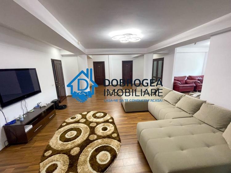 Casă individuală cu 8 camere cu Canalizare în Vest