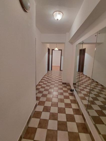 Apartament cu 3 camere decomandat în P-ța Victoriei