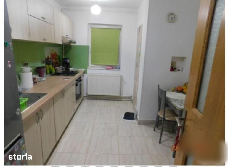 Apartament cu 3 camere decomandat în Florilor