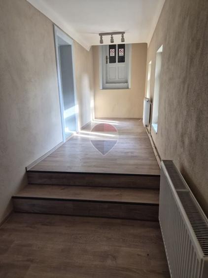 Casă individuală cu 21 camere cu Teren 966 Mp în Central