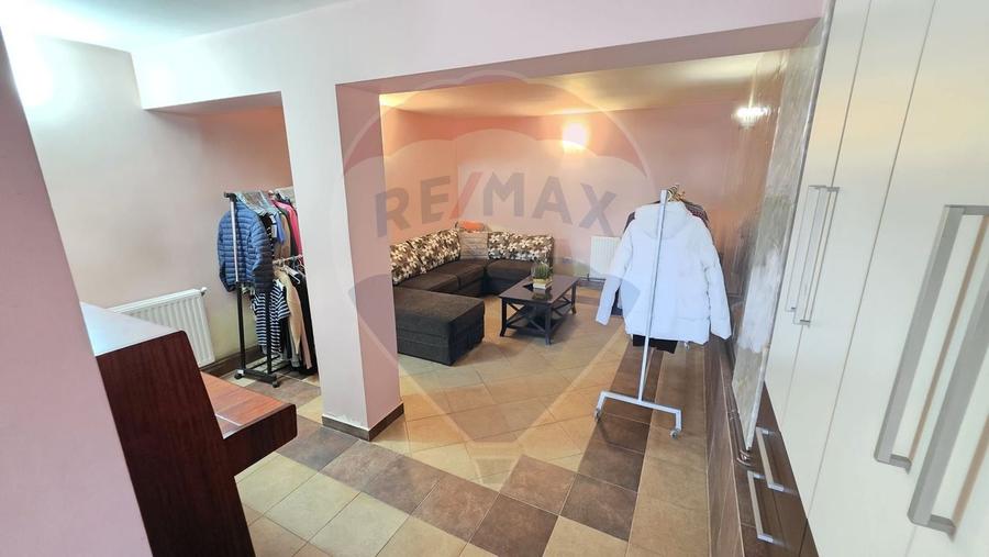 Casă individuală cu 7 camere cu Teren 1371 Mp în Nord-Est