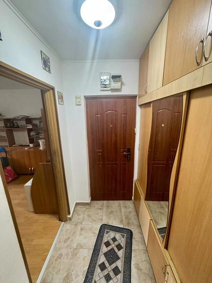 Apartament cu 3 camere semidecomandat în Podu Roș