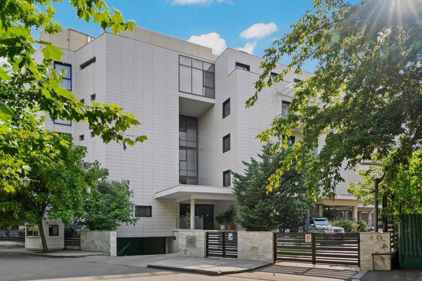 Apartament cu 3 camere semidecomandat în Floreasca