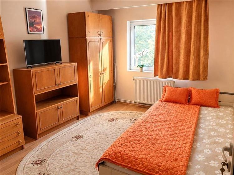 Apartament cu 4 camere decomandat, mobilat în Central