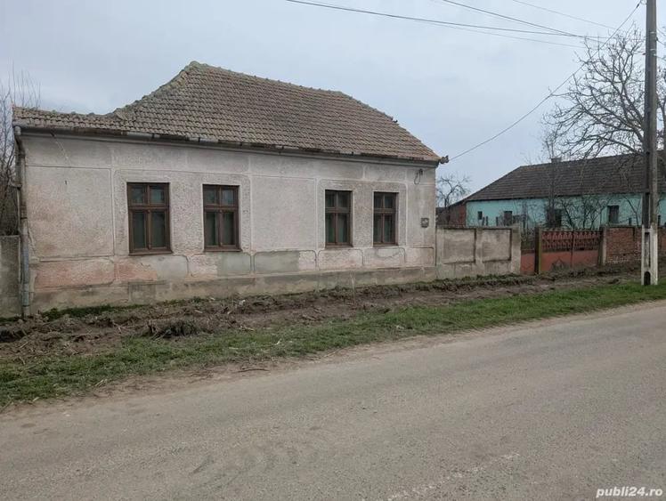 Casă cu 3 camere în Petroman