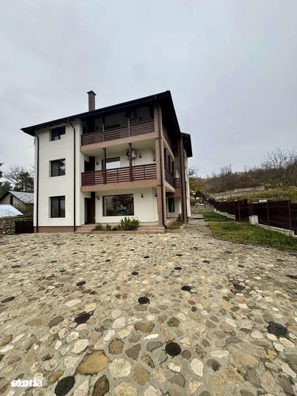 Casă cu 8 camere cu Teren 1200 Mp în Merei