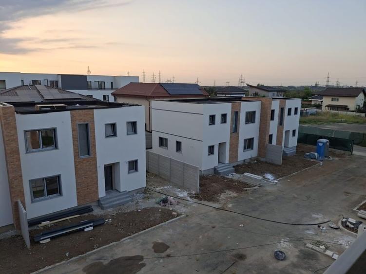 Duplex cu 4 camere cu Canalizare în 1 Decembrie 1918