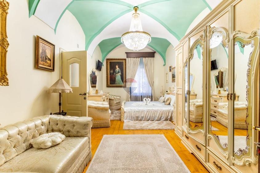 Casă individuală cu 11 camere cu Teren 792 Mp în Central