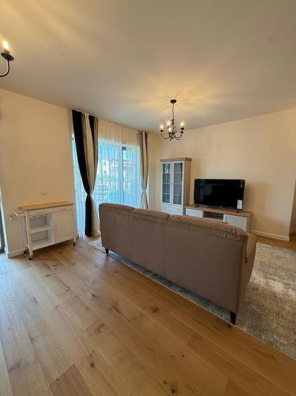 Apartament cu 4 camere decomandat, mobilat în Băneasa
