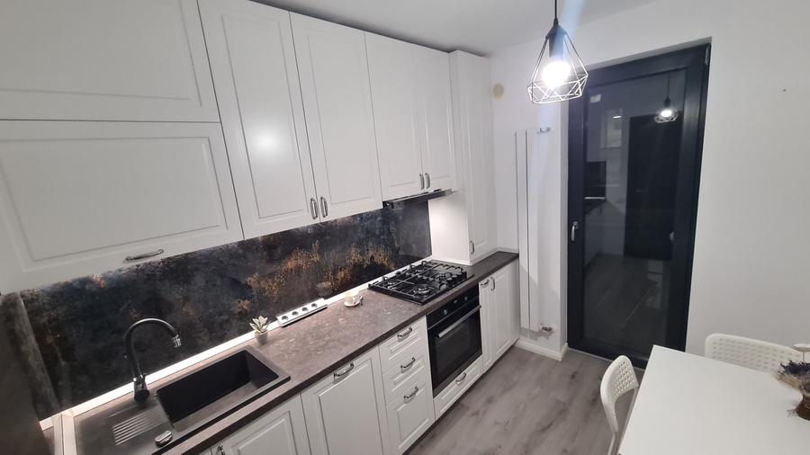 Apartament cu 2 camere decomandat în 1 Decembrie