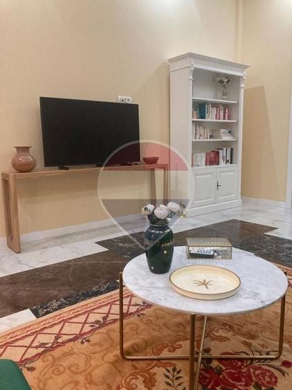 Apartament cu 3 camere decomandat, mobilat în Central