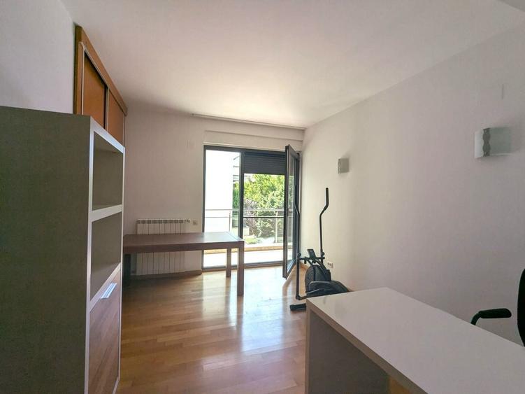 Apartament cu 5 camere decomandat în Capitale