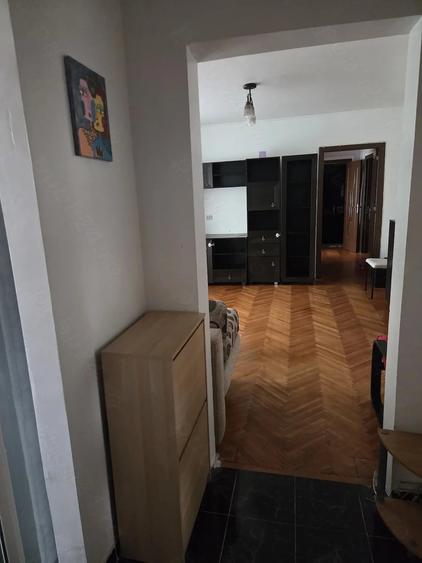 Apartament cu 3 camere semidecomandat în Dristor
