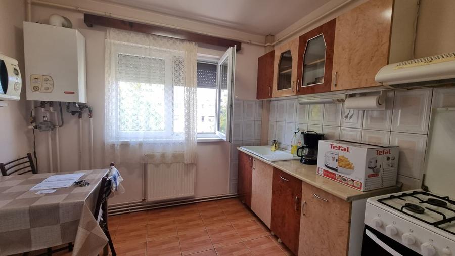 Apartament cu 3 camere decomandat în Micro 16