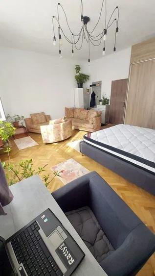 Garsonieră decomandată, mobilată în Sub Arini