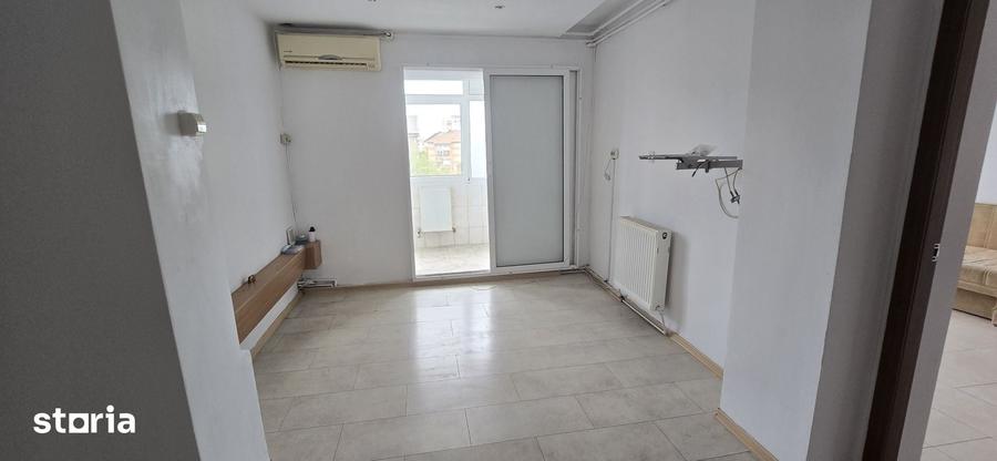 Apartament cu 3 camere în Micro 6