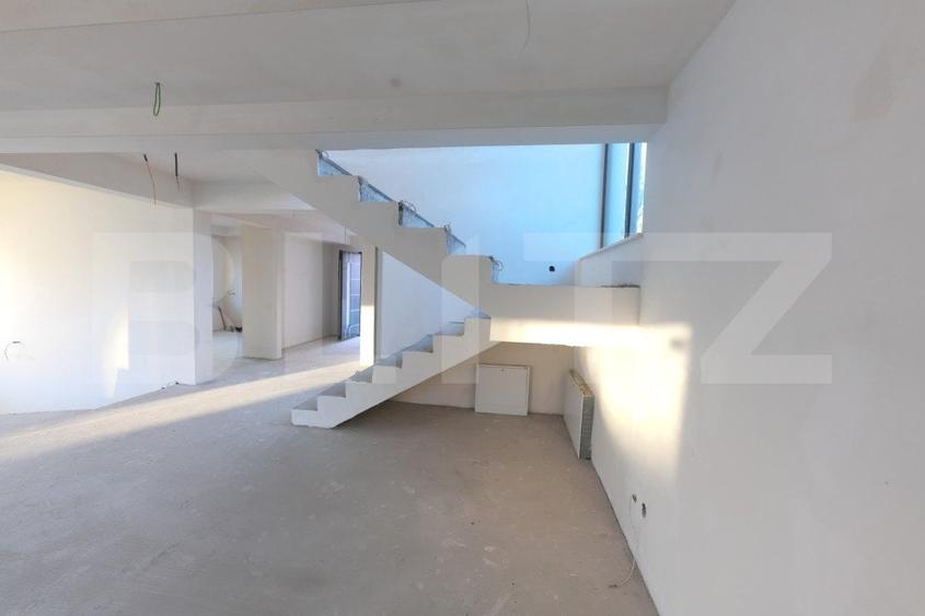 Casă individuală cu 7 camere cu Canalizare în Dâmbul Rotund