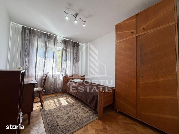 Apartament cu 3 camere, mobilat în Lipovei