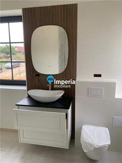 Casă individuală cu 5 camere cu Teren 500 Mp în Rediu