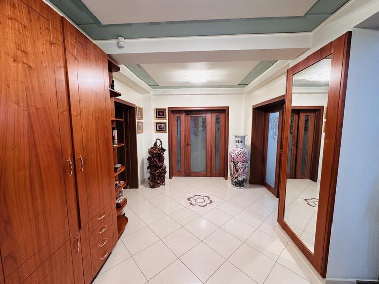 Casă individuală cu 10 camere cu Piscina în Roșu