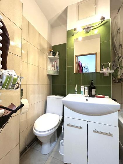 Apartament cu 3 camere semidecomandat, mobilat în P-ța Doina