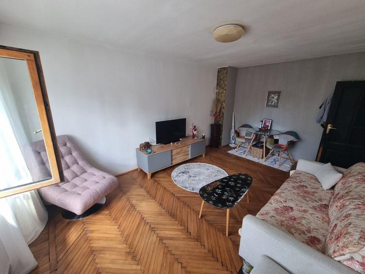 Apartament cu 2 camere decomandat, mobilat în Far