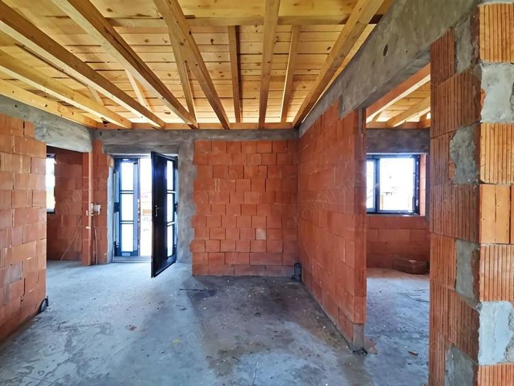 Casă cu Teren 300 Mp în Rontău