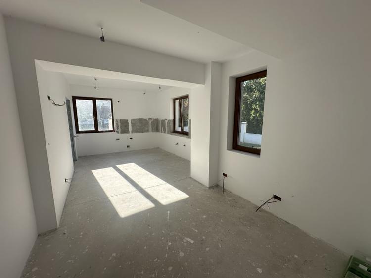 Casă individuală cu 7 camere semidecomandat cu Canalizare în Corbeanca