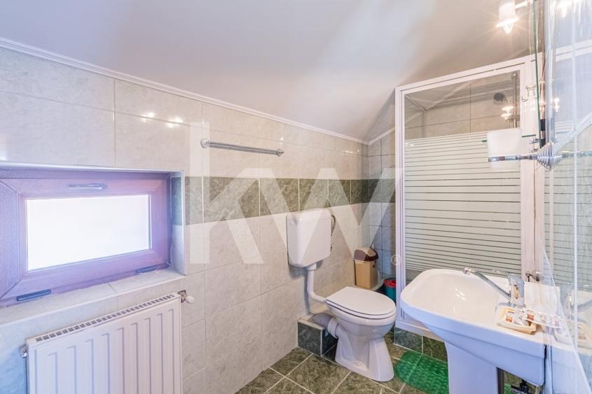 Casă individuală cu 10 camere cu Canalizare în Râșnov