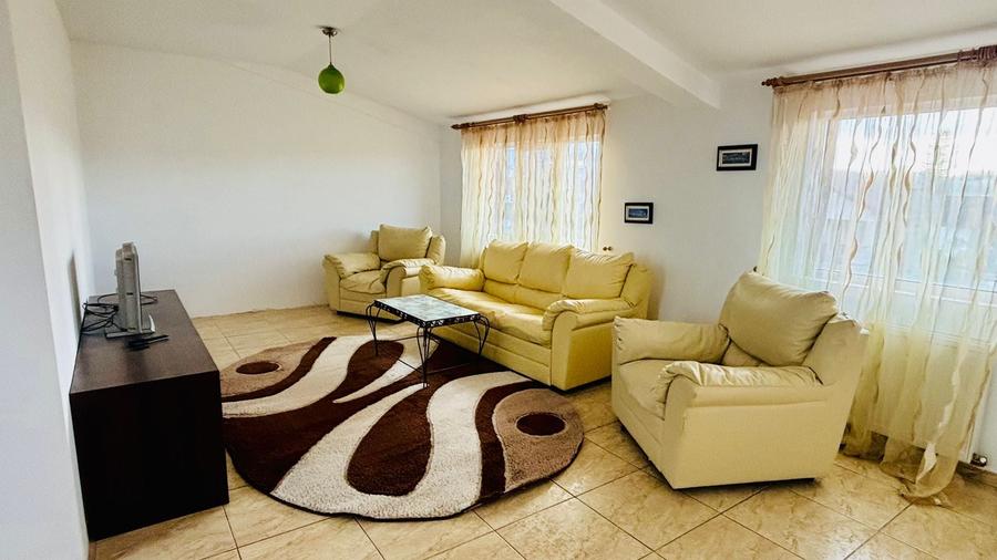 Duplex cu 5 camere cu Canalizare în Exterior Sud