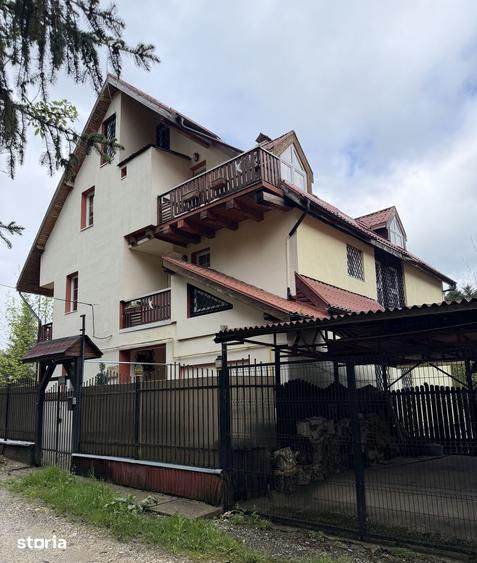 Casă cu 8 camere cu Teren 500 Mp în Central