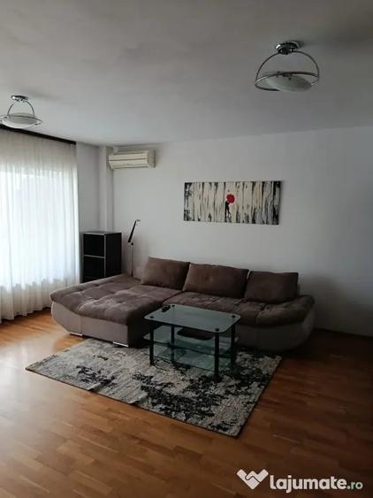 Apartament cu 3 camere decomandat în Est