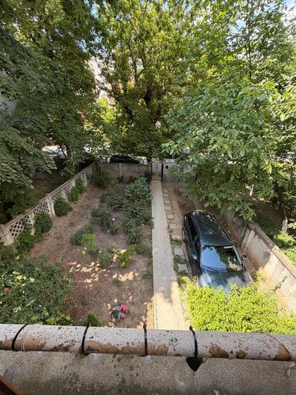 Casă individuală cu 8 camere cu Canalizare în Iancului