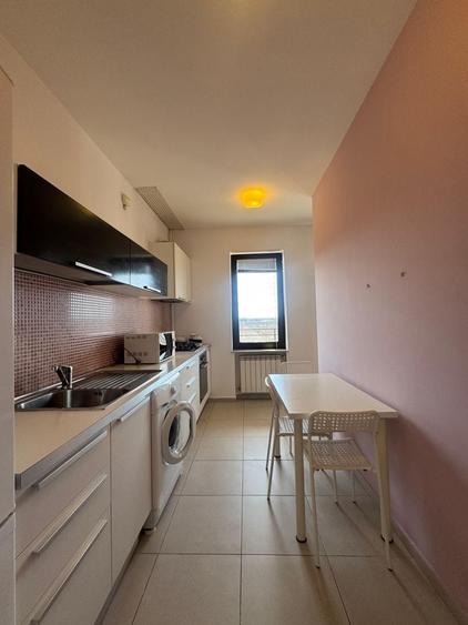 Apartament cu 3 camere semidecomandat, mobilat în Băneasa