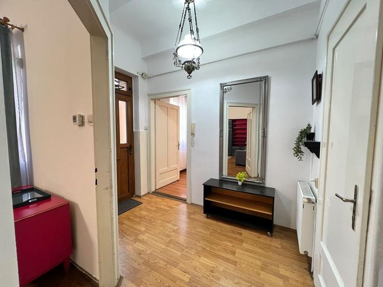 Apartament cu 3 camere semidecomandat, mobilat în Ultracentral