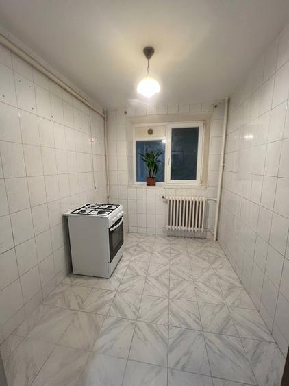 Apartament cu 3 camere semidecomandat, mobilat în Titan