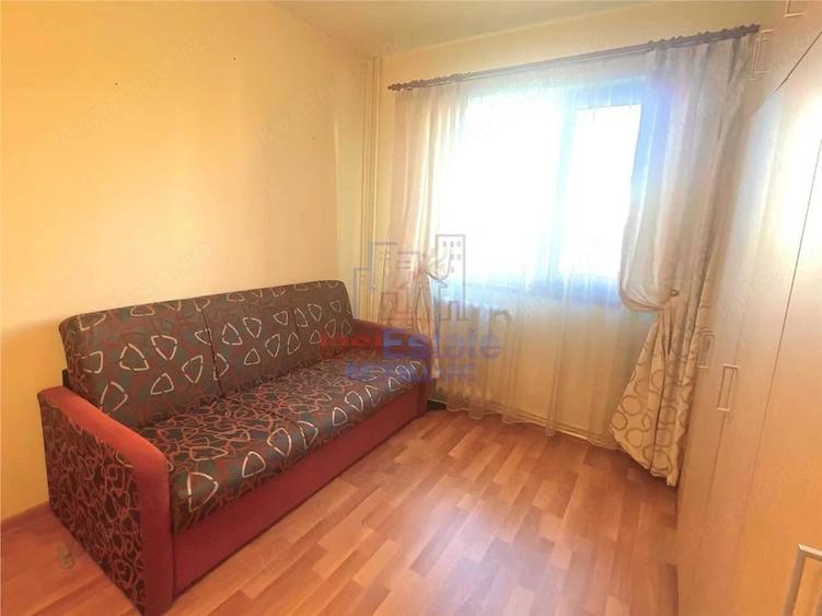 Apartament cu 3 camere semidecomandat în Filiași