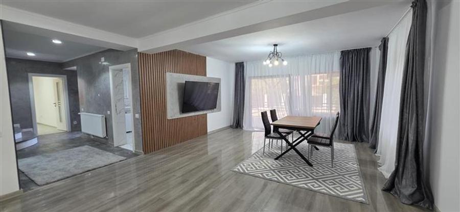 Casă individuală cu 5 camere cu Teren 400 Mp în Central