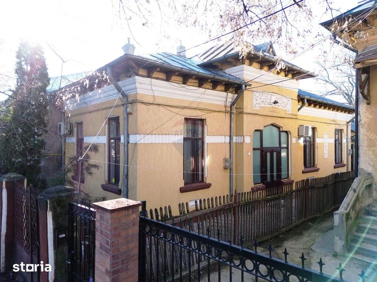 Casă cu 4 camere cu Teren 435 Mp în Piața Centrală