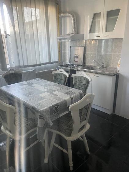 Apartament cu 3 camere decomandat, mobilat în Central