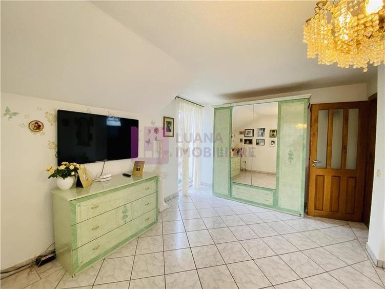 Casă individuală cu 7 camere cu Teren 1035 Mp în Central
