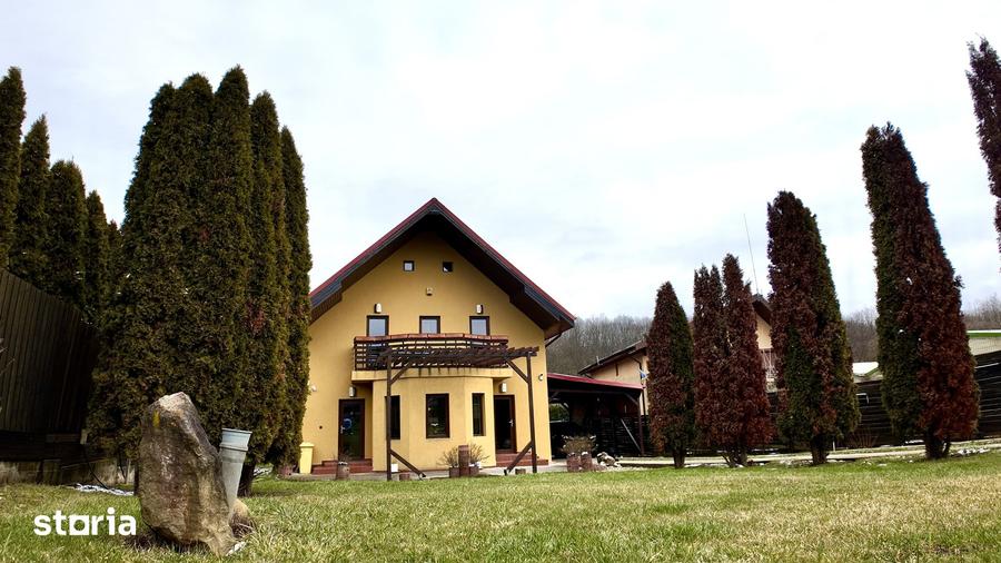 Casă cu 6 camere cu Teren 1629 Mp în Plopu