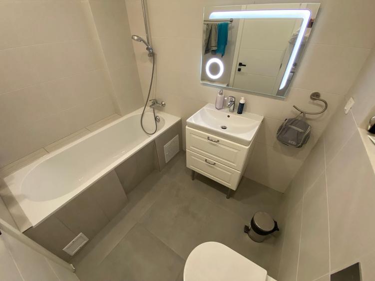 Apartament cu 3 camere decomandat, mobilat în Victoriei