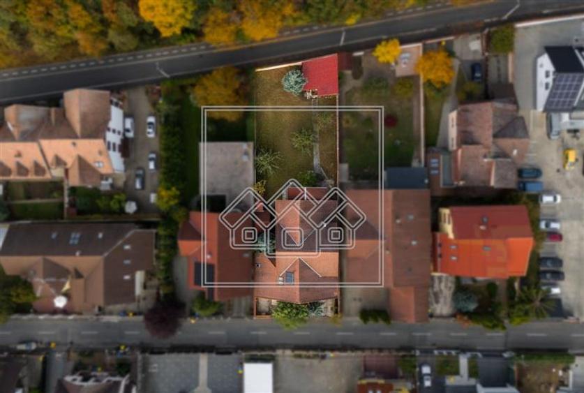 Casă individuală cu 8 camere cu Teren 962 Mp în Sub Arini