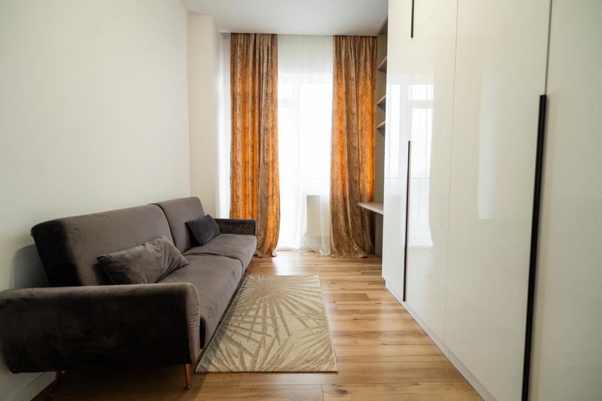Apartament cu 3 camere semidecomandat, mobilat în P-ța Mihai Viteazul