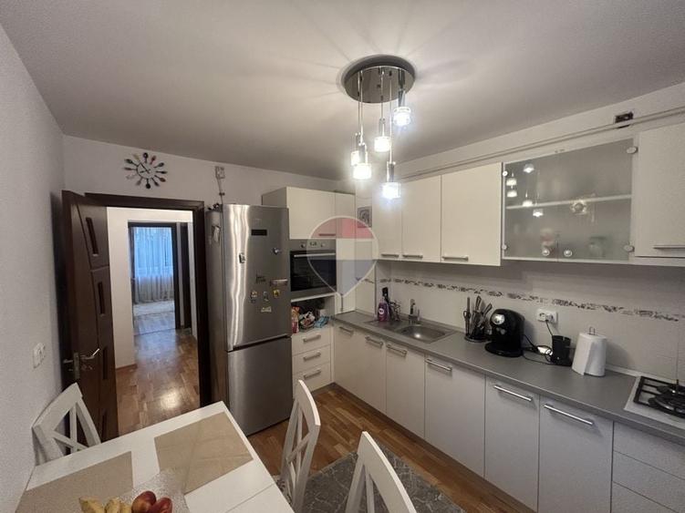 Apartament cu 3 camere decomandat în Central