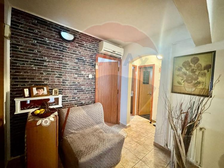Apartament cu 4 camere decomandat, mobilat în Craiovița Nouă