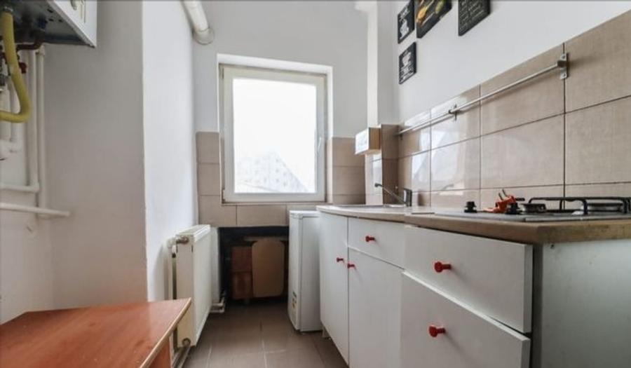 Apartament cu 3 camere semidecomandat în P-ța Muncii