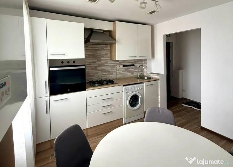 Apartament cu 3 camere semidecomandat în Central